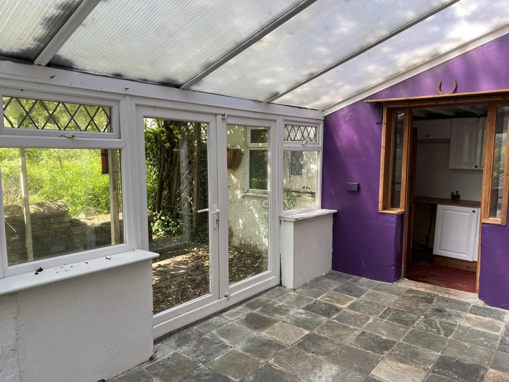 Lot: 35 - FOUR-BEDROOM PERIOD COTTAGE ON QUARTER-ACRE PLOT - Conservatory looking through to utility room and ground floor bathroom